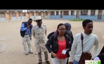 Ry olompirenena! Raiso eny an-tokantrano ireo mpizara ny karatry ny mpifidy na manatona eny amin’ny biraom-pokontany. #Fifidianana2023